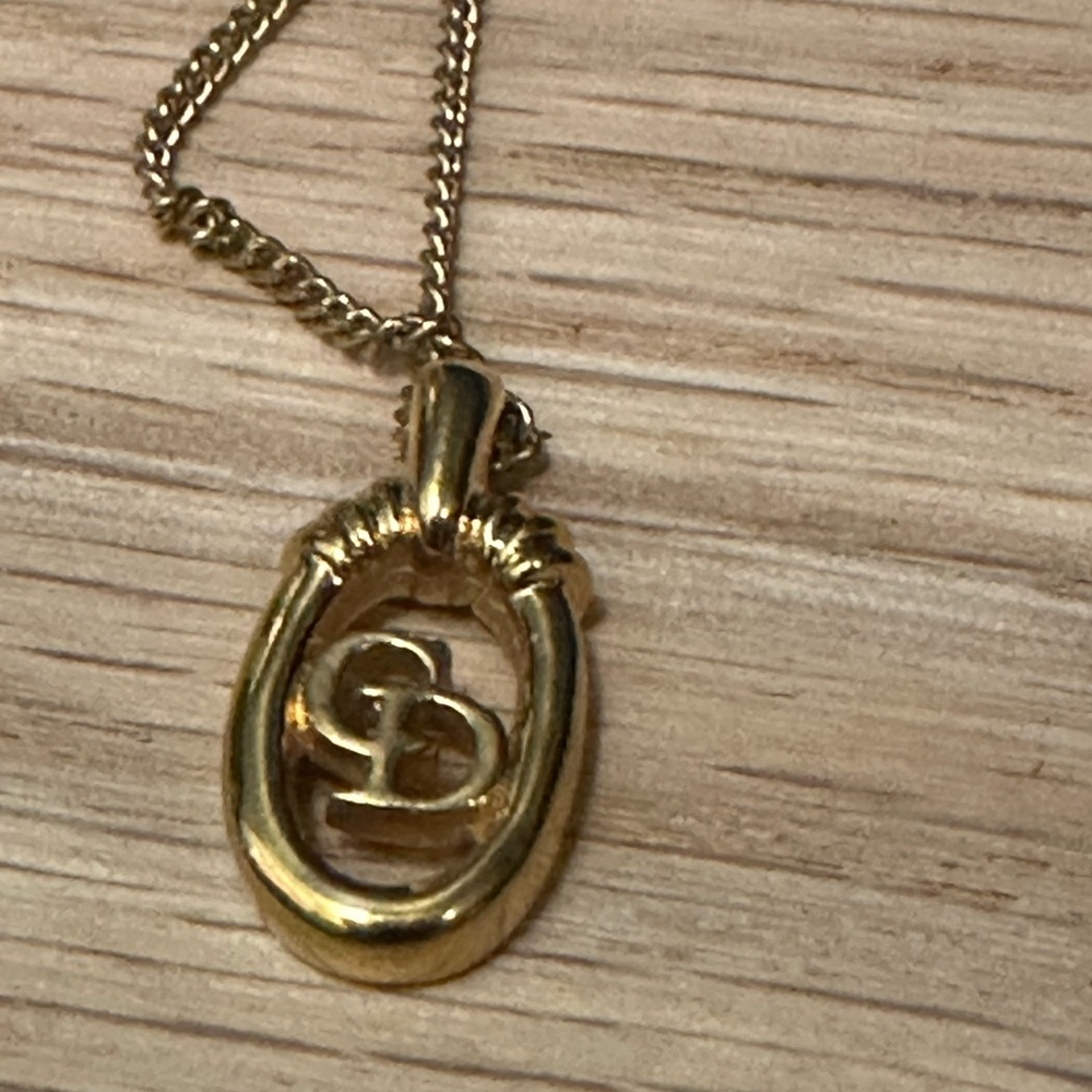 Christian Dior Vintage Gold Plated Oval CD Logo Pendant Necklace - Picture 1 of 6